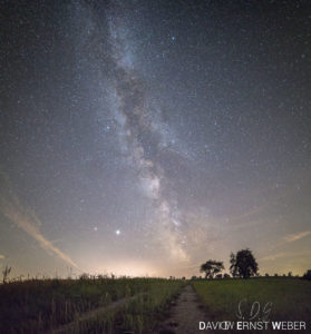 Milchstraße über Feldweg 279x300