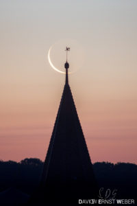 Sichelmond Hinter Kirche 200x300
